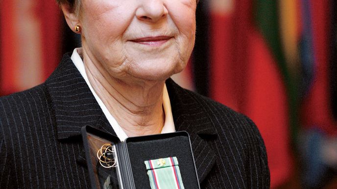 JANA KÁNSKÁ převzala 26. října 2007 Záslužný kříž ministryně obrany 1. stupně, který její matce in memoriam udělila Vlasta Parkanová