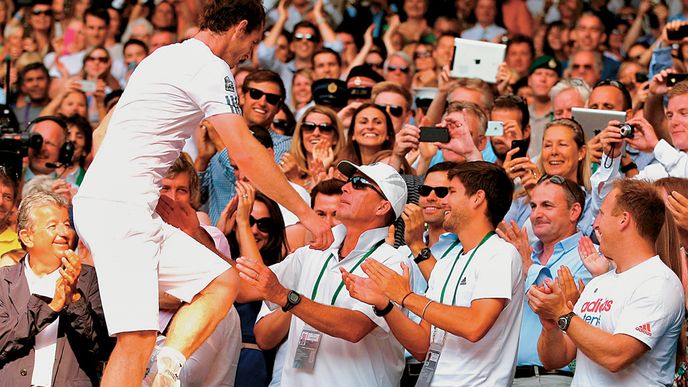 Andy Murray děkuje Ivanu Lendlovi. Ví, že trenér má na jeho triumfu lví podíl.