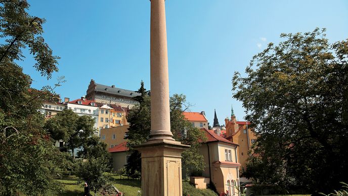 Dřík mariánského sloupu stojí zatím na Malé Straně  u boromejek. Kdy se přesune  na Staroměstské náměstí?