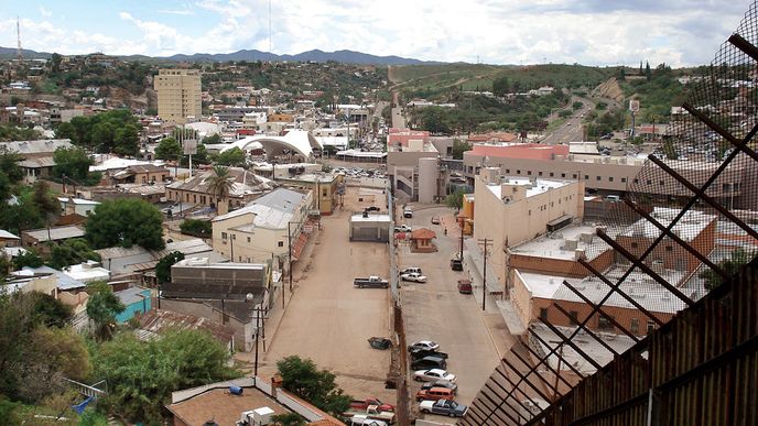 Plot mezi  americkou a mexickou  částí města Nogales:  hranice mezi  bohatstvím a bídou