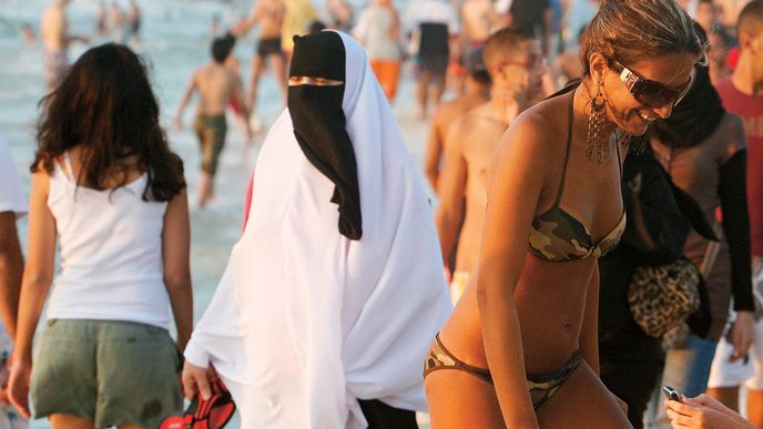 Egypt: vytlačí bikiny nikáb, nebo nikáb bikiny?