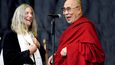 Zpěvačka Patti Smith a dalajlama na festivalu v Glastonbury
