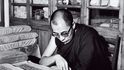 Všechny biografie se v případě dalajlamy shodují na jedné věci – od dětství to byl nesmí rně zvídavý a učenlivý člověk