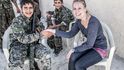 Sýrie:  Lenka Klicperová s kurdskými vojáky, vlastně kluky