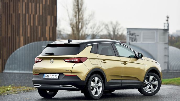 U Opelu na již známém a použitém základu navrhli velmi odlišný vůz od sesterského Peugeotu 3008