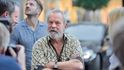 Terry Gilliam naslouchá výkonnému řediteli MFF KV Kryštofu Muchovi (vlevo)
