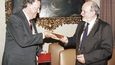 V listopadu 1993 převzal v Praze Edmund Hillary od rektora Radima Palouše stříbrnou medaili Univerzity Karlovy