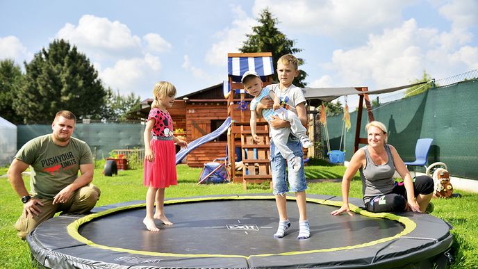 Manželé Trmalovi mají dvě vlastní „bio“ děti a k tomu dvě další děti v pěstounské péči. Na fotce „bio“ syn Dominik (9), Verunka (8), která strávila 2,5 roku v kojeneckém ústavu, a Tomášek (2), který vyrůstal do devíti měsíců u přechodné pěstounky.