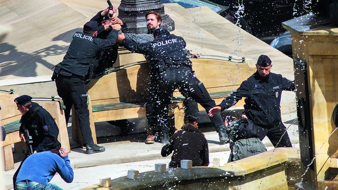 Herec Ryan Gosling se do Prahy přijel poprat s Policií ČR. Mimo jiné. Na filmu The Gray Man se v našem hlavním městě pracovalo pětadvacet natáčecích dní.