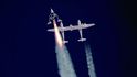 Dvoutrupové letadlo White Knight vyneslo do výšky 17 km kosmickou loď SpaceShipTwo, která pak zažehla raketový motor a vznesla se prudce vzhůru. Na obrázku vpravo miliardář Richard Branson, který symbolicky otevřel komerční lety do vesmíru.