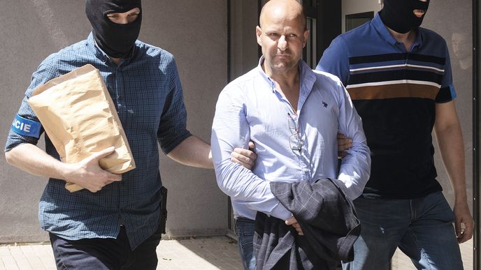 Policie zatýká bývalého náměstka primátora Petra Hlubučka