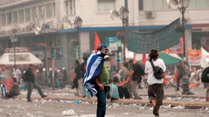 Šetřit? A PROČ? Většina Řeků tuší, že jejich země se ocitla v prekérní situaci. Ale proti reformám protestují a odmítají je.  A používají k tomu i násilí.