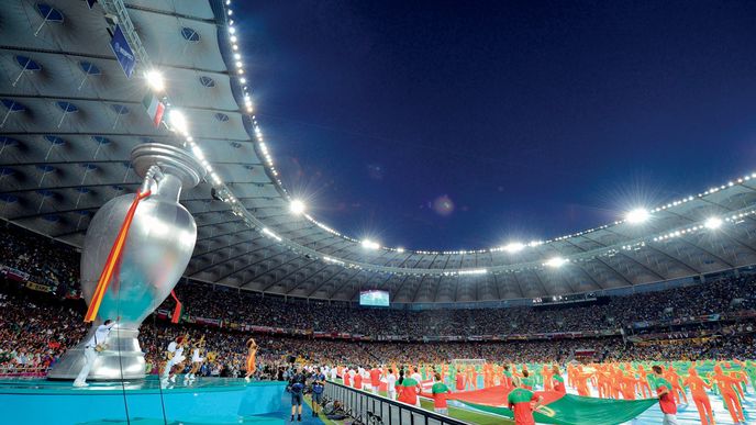 Finále Eura 2012 na Olympijském stadiónu v Kyjevě. Okamžik pompéznosti byl vykoupen rozsáhlou korupcí a hromadami vyhozených peněz,  které Ukrajině příliš nepřinesly.