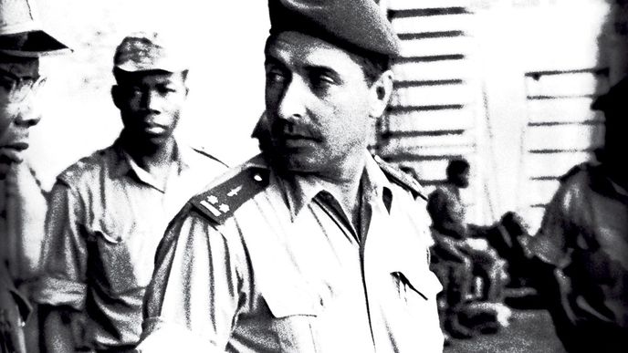 Plukovník Robert „Bob“ Denard (známý také jako Gilbert Bourgeaud či Saíd Mustafá Mahdžoúb) se narodil roku 1929 v Bordeaux. Válečné zkušenosti nabyl ve službách francouzského námořnictva v Indočíně a v Alžírsku. Poté pracoval většinou na vlastní pěst, často za tichého souhlasu francouzských tajných služeb. Zemřel roku 2007.