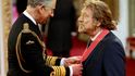 Robert Plant přebírá  z rukou prince Charlese Řád Britského impéria