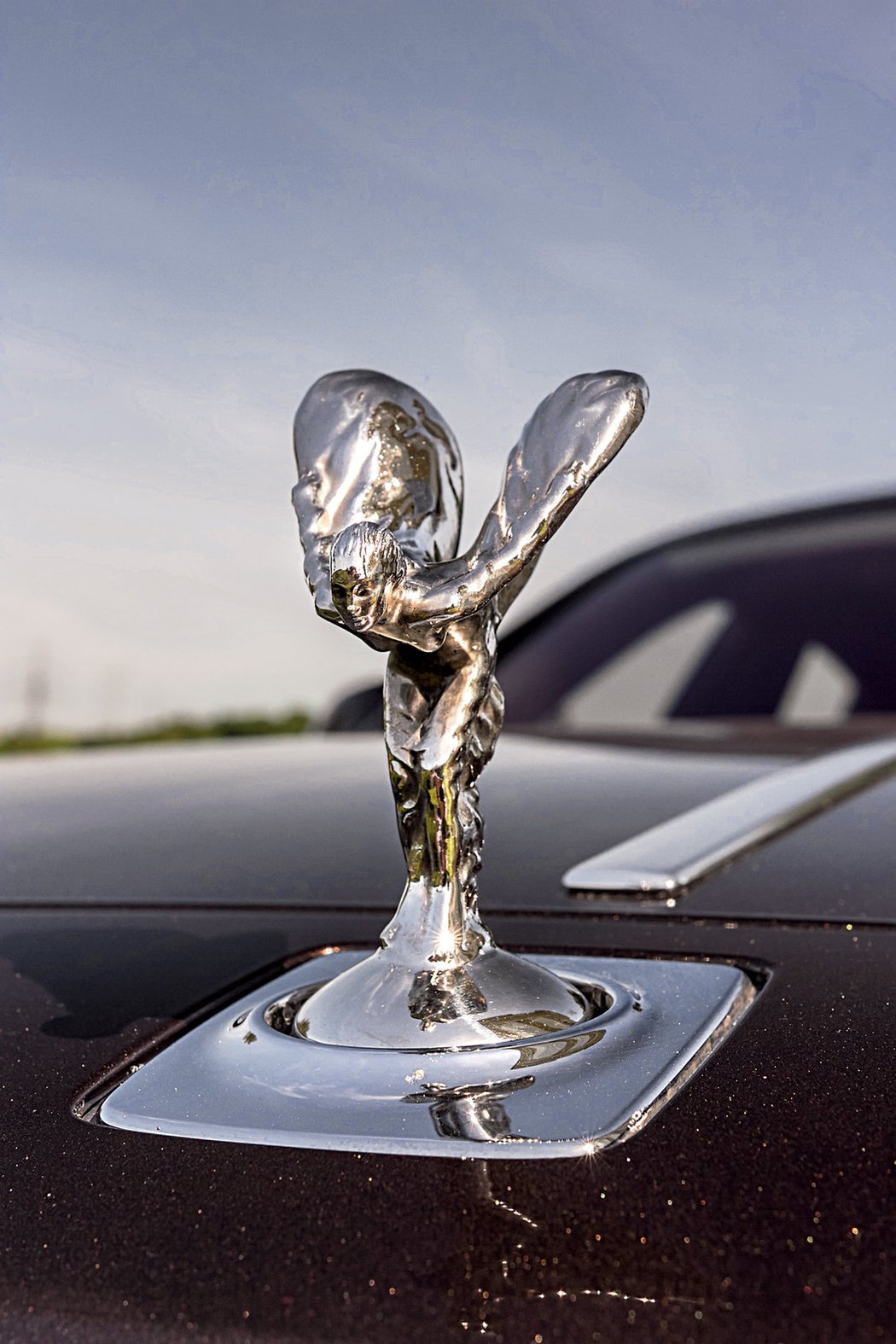 První soška Spirit of Ecstasy od Charlese Robinsona Sykese se na rollsu objevila v roce 1911 a od té doby se stala symbolem značky