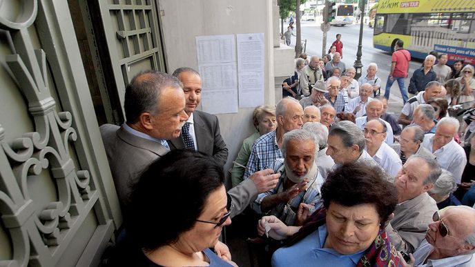 Řečtí důchodci se tlačí před zavřenou athénskou bankou. Kvůli hrozbě, že bankám dojdou peníze úplně, nakonec Ciprasova vláda vzdala boj s Bruselem a přijala všechny podmínky.