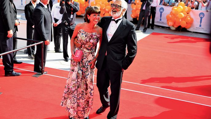 Prezident festivalu Jiří  Bartoška s manželkou Andreou na červeném koberci před hotelem Thermal