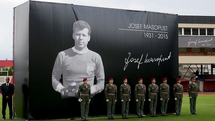 Stovky lidí se přišly na Julisku rozloučit s Josefem Masopustem 