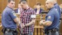 Obžalovaný Petr Kramný po více než roční vazbě, hubenější a s želízky na rukou