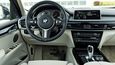 BMW se snažilo omezit specifika hybridní verze na minimum. Palubní deska a drtivá většina ovládacích prvků se tudíž shodují s běžným X5. 