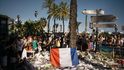 Francouzi vytvořili provizorní památník v místě, kde terorista řídící nákladní vůz zabil 84 lidí a dalších sto zranil