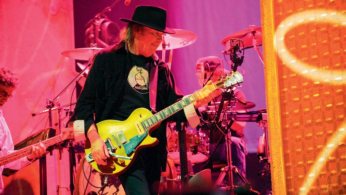Sedmdesátiletý Neil Young dodnes neztratil koncertní energii