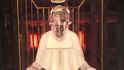 Dílo týdne Roman Trabura – Papež „Můj papež sedící zároveň na elektrickém křesle a zároveň na stolci je inspirován sérií papežů od Francise Bacona. Zatím co on maloval řvoucí papeže, ten můj papež František se směje. Asi proto, že mi trochu připomíná slavného francouzského komika Fernandela. Papež byl vždycky vnímán jako konzervativní figura, což už dneska neplatí. František pochází z Jižní Ameriky a moc nerozumí problémům v Evropě a západním světě. Jihoamerický svět má úplně jiné problémy a taky až marxistickou teorii osvobození,“ říká Roman  Trabura o svém novém obraze, který je k vidění až do 17. srpna na jeho výstavě v Topičově salónu v Praze na Národní třídě.