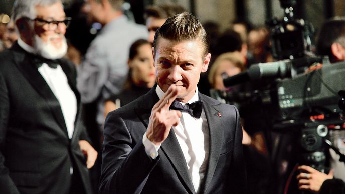 Původně chtěl být rocková hvězda. Svou kapelu Sons of Ben ale opustil kvůli divadlu. Dnes má Jeremy Renner doma dvě nominace na Oscara a od minulého týdne i opravdový Křišťálový glóbus z Varů. 