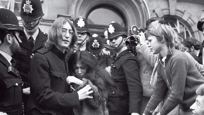 Rok 1968: John a Yoko opouštějí londýnský soud, který jim za držení marihuany vyměřil pokutu sto liber