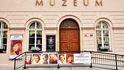Milovník filmu letos na kolonádě žádnou star nepotká – výstavu těch republikových však celé prázdniny nabízí Muzeum Karlovy Vary