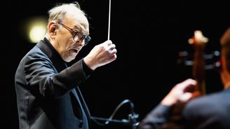 Kovbojské popěvky forever: Proslul Ennio Morricone díky westernům, nebo prosluly westerny díky Morriconovi?