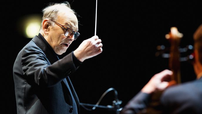 Ennio Morricone často říkával: „Mí Češi mi rozumějí.“  Program jeho koncertů pro Prahu se vždycky lišil od ostatních destinací, hrál tady víc skladeb, dával víc přídavků. Naposledy, v pořadí pošesté, hrál v Praze loni; slavil tak devadesátiny.