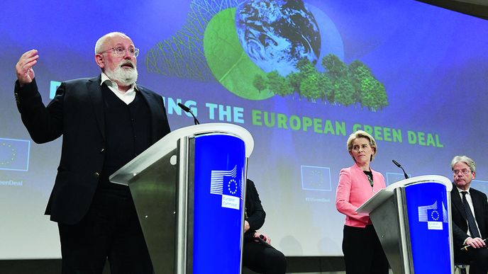 Evropská komise představila ambiciózní klimatický balík, Frans Timmermans vlevo
