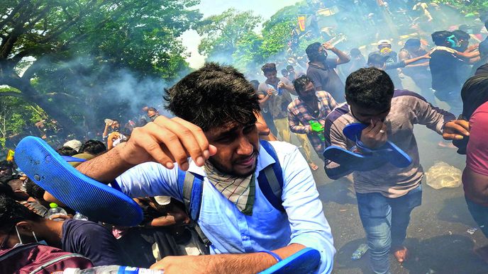 13. července 2022 – prezident prchá ze země, demonstranti zatím bojují v ulicích metropole Kolombo