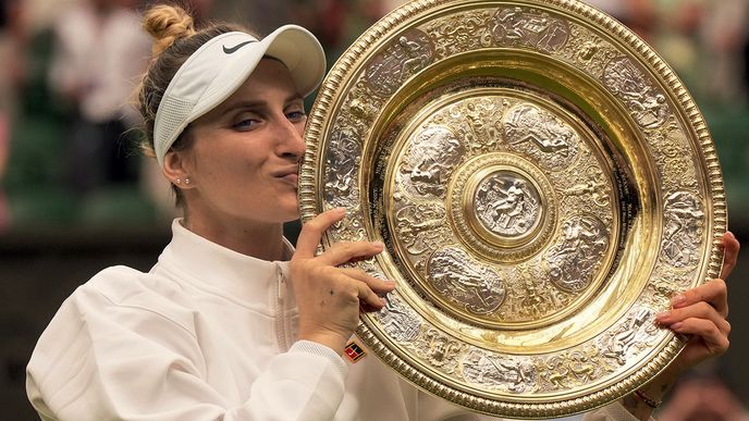 Markéta Vondroušová s&nbsp;ikonickým talířem pro vítězku ženské dvouhry ve Wimbledonu