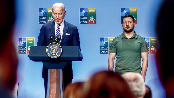 Joe Biden a Volodymyr Zelenskyj na klíčovém summitu NATO ve Vilniusu