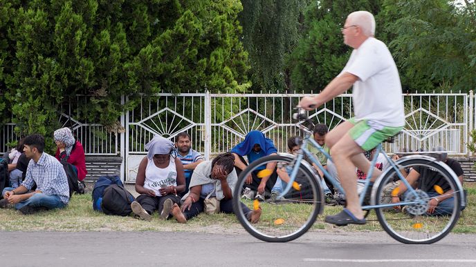 Běžný obrázek v maďarských vesnicích u hranic se Srbskem. Imigranti v podstatě jen čekají, až pro ně přijede policie.