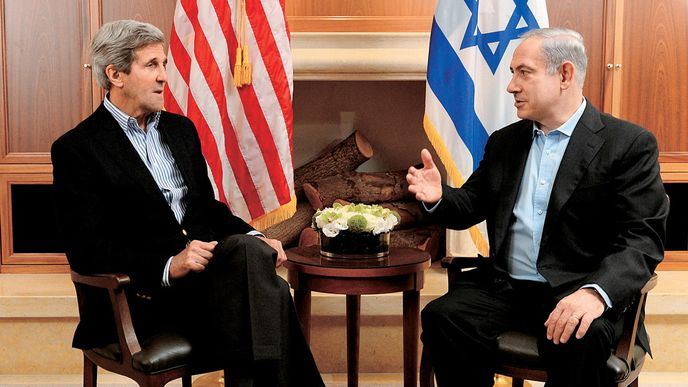 Americký ministr zahraničí Kerry a izraelský premiér Netanjahu na setkání z konce června. Kerry asi nebyl úplně nadšený.