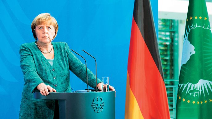 Angela Merkelová se snaží uklidnit rozbouřené vody eurozóny. Aspoň do voleb.