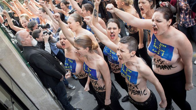 Francouzské hnutí Femen protestuje proti politice  Le Penovy Národní fronty