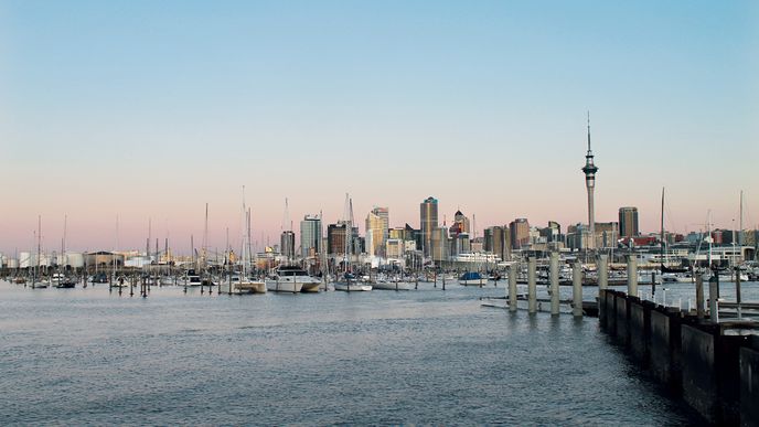 Sky Tower je dominantou Aucklandu. Takhle vypadá nejvyšší budova na celé jižní polokouli při pohledu z přístavu. 