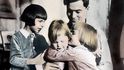 Klaus Schenk von Stauffenberg, dosud zdráv a šťasten se svými dětmi. Už tehdy však ví, že až udeří jeho hodina, půjde a bude jednat...