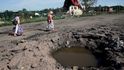 Dobře třímetrový kráter po  zásahu rakety na okraji Slavjanska