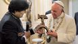 František byl poněkud zaskočený, když dostal od bolivijského prezidenta Moralese sošku Ježíše ukřižovaného na srpu a kladivem