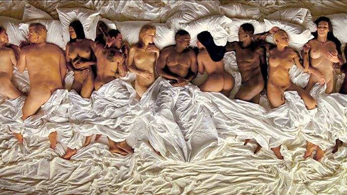 Klip k písničce Kanye Westa Famous (Kanye uprostřed, Taylor Swiftová vlevo od něj)