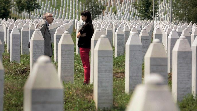 Rajko Doleček s režisérkou dokumentu na hřbitově v Srebrenici