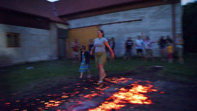 Přešly jsme s dcerou po žhavých uhlících. Čtyři metry, 500 °C. A radši hned dvakrát.