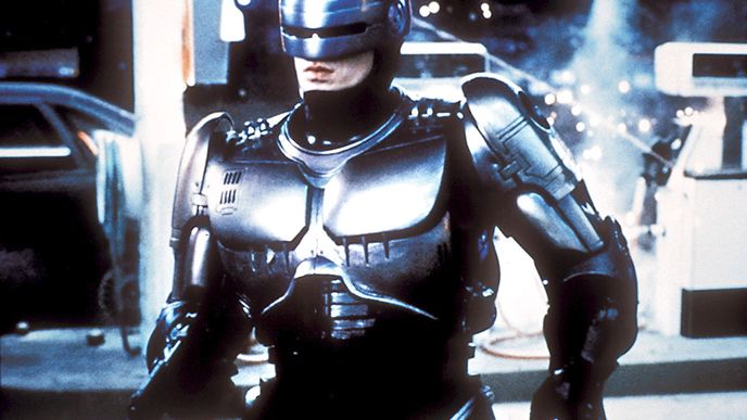 ROBOCOP A HALLOWEEN ZNOVU A LÉPE. Přichází nová kategorie filmových pokračování: retconové rebooty sequelů, jež nikdy nevznikly. Nelekejte se, vysvětlíme: Robocop i Halloween jsou filmové série vyznačující se skvělými úvodními snímky, následovanými řadou kvalitativně podřadných hovadin. Ovšem Halloween i Robocopa nyní čeká znovuvzkříšení v podobě nových filmů, které budou navazovat přímo na zmíněné úvodní snímky a všechno, co vzniklo po nich, budou prostě ignorovat. Je to dokonalý nápad, jak se přidržet silné značky a při jejím rebootu (čili znovu­uvedení do popkulturního oběhu) elegantně vymazat vše (převyprávění kánonu se označuje jako „retcon“), co ji od té doby pošramotilo.