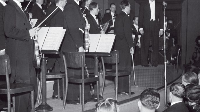 Mezinárodní hudební festival Pražské jaro 1946 – Koncert americké hudby. Českou filharmonii diriguje sedmadvacetiletý Leonard Bernstein. 